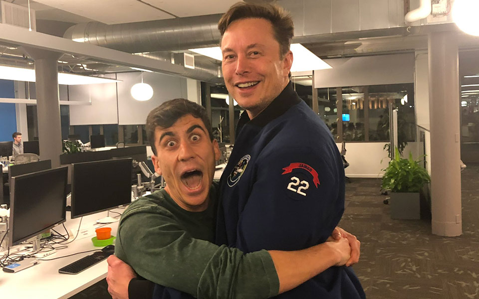 ο-ελον-μασκ-υπέκυψε-και-αγκάλιασε-κύπρ-562245649