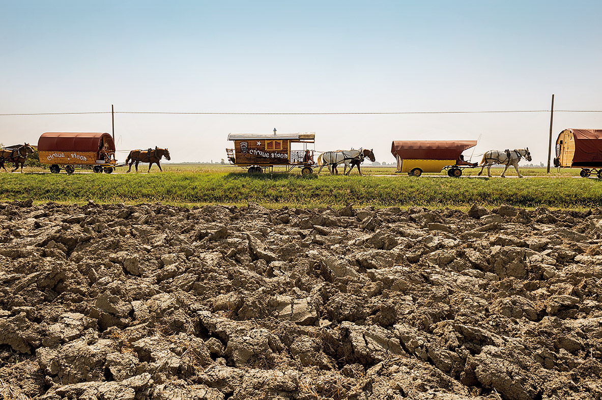 Η νομαδική ζωή των τσίρκων της Ευρώπης-11
