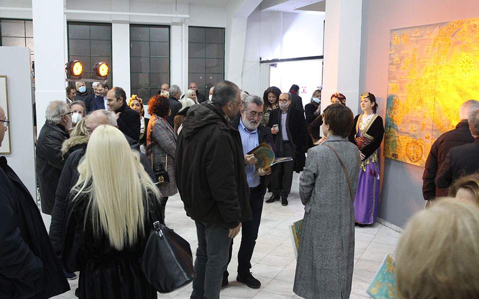 πλήθος-κόσμου-στα-εγκαίνια-της-έκθεση-562250689