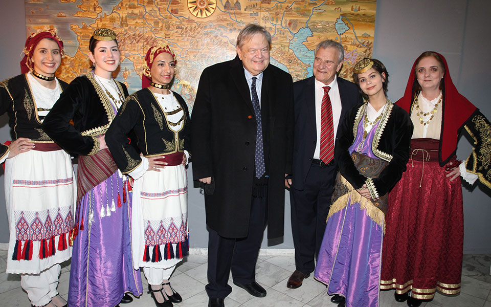 Πλήθος κόσμου στα εγκαίνια της έκθεσης ζωγραφικής του Δημήτρη Λιντζέρη-2