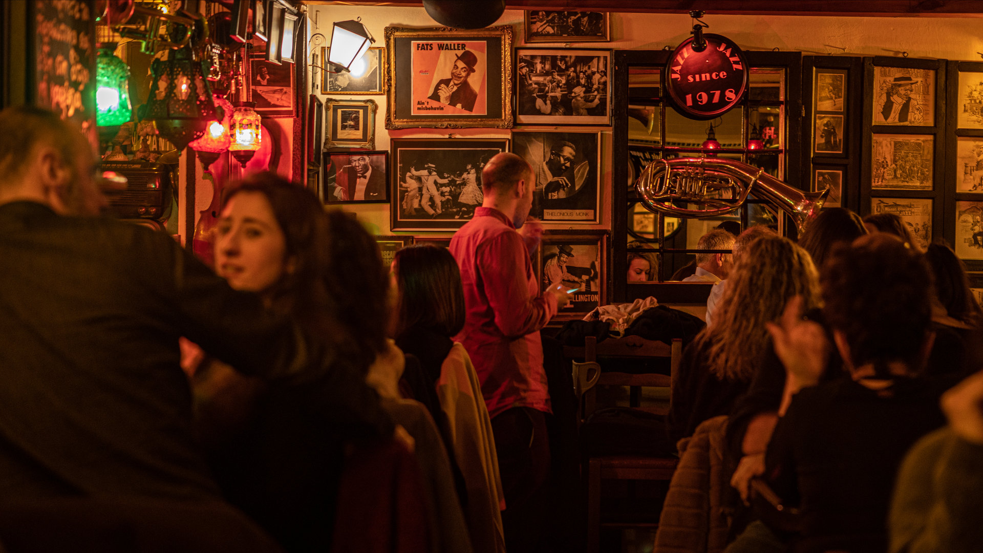 βγαίνουμε-στα-πιο-ατμοσφαιρικά-μπαρ-τ-562215487