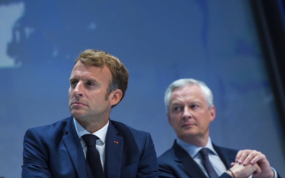 γαλλία-ο-δελφίνος-που-θέλει-να-επισκι-562241899