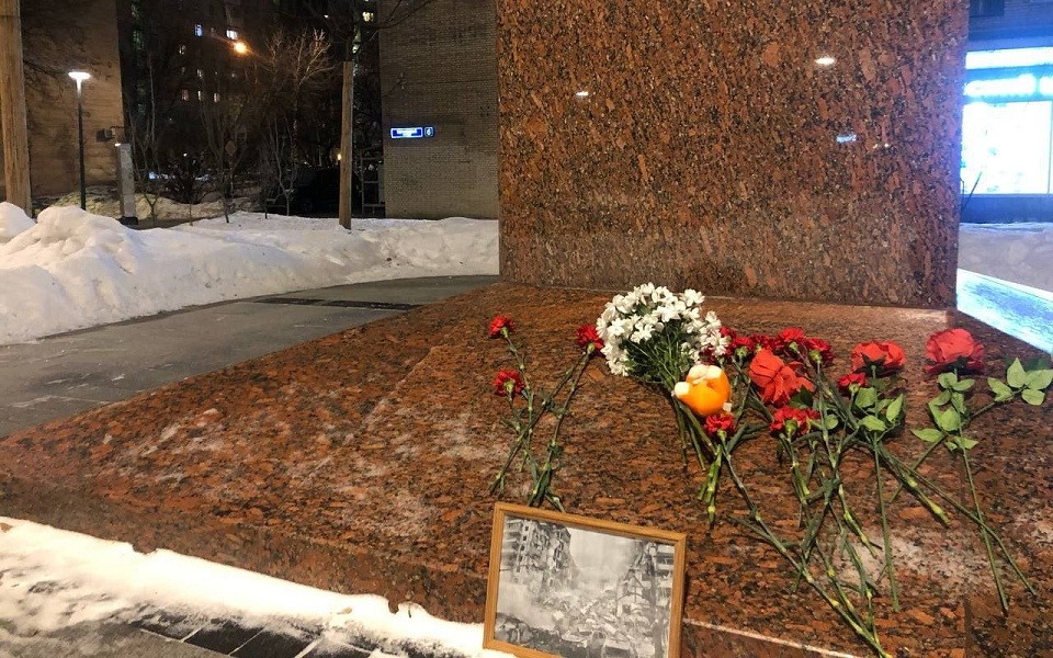 Ρωσία: Συλλήψεις στη Μόσχα για απόθεση λουλουδιών στη μνήμη των θυμάτων στη Ντνίπρο-2