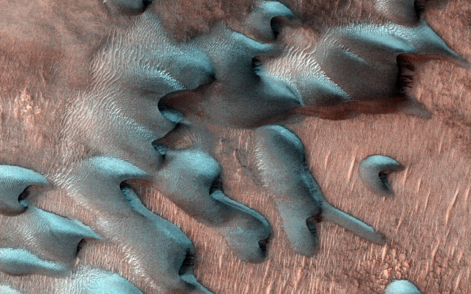 φτιάχνοντας-έναν-χιονάνθρωπο-στον-πλ-562242739