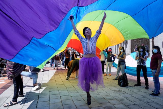 λοατκι-συγγνώμη-από-την-εκκλησία-τη-562239307