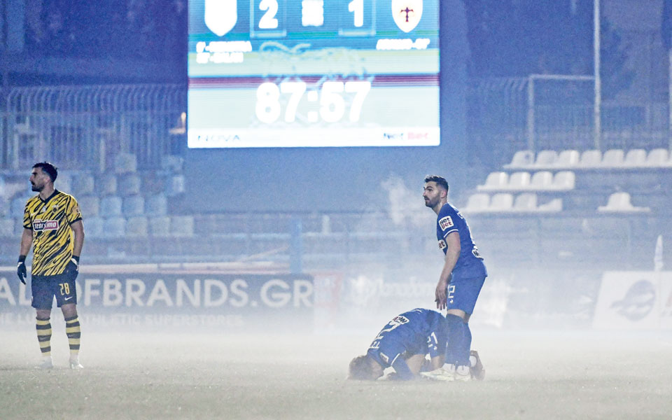 η-αεκ-επέστρεψε-τα-δώρα-562213525