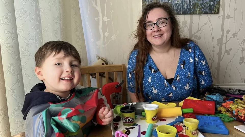 Αγόρι που έμαθε να διαβάζει σε ηλικία 2 ετών, έγινε δεκτό στη Mensa-2