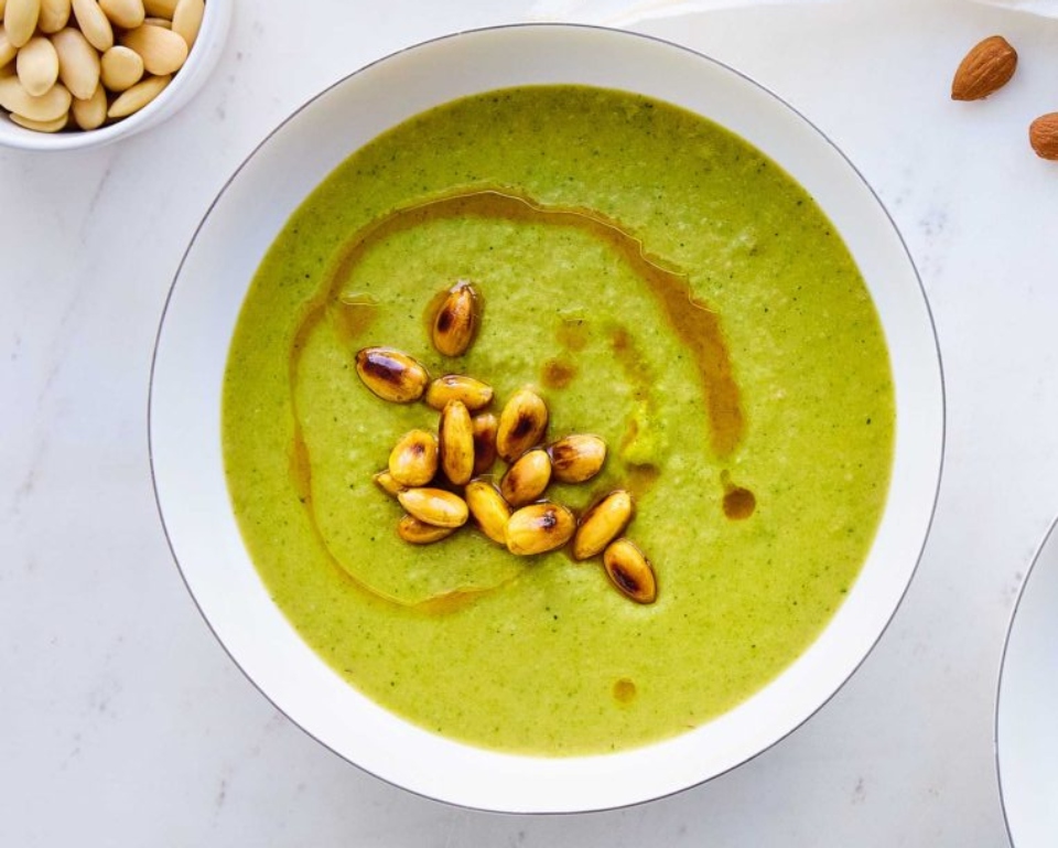 αμυγδαλόσουπα-με-μπρόκολο-562234126