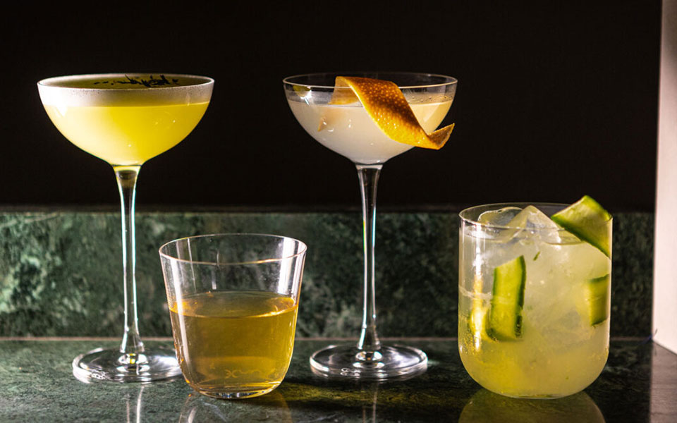 4-bartenders-μάς-προτείνουν-κοκτέιλ-με-αψέντι-562241371