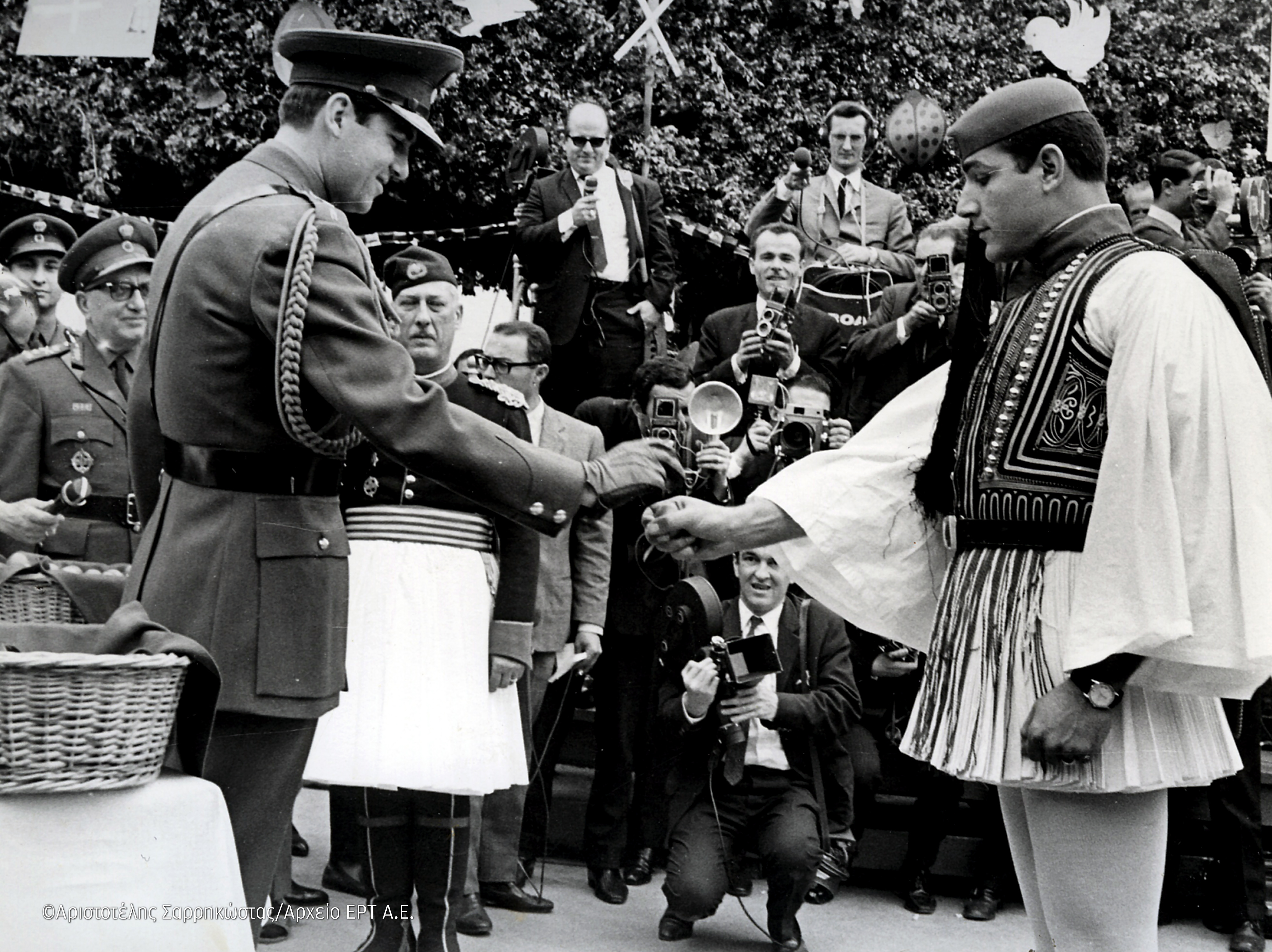 Τέως βασιλιάς Κωνσταντίνος: Σπάνια στιγμιότυπα από τη ζωή του μέσα από το αρχείο του Αριστοτέλη Σαρρηκώστα-7