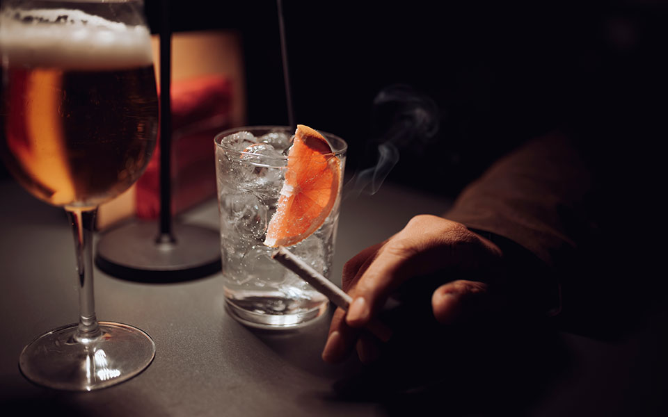 κάπνισμα-μετά-τα-μεσάνυχτα-επιτρέπε-562242574