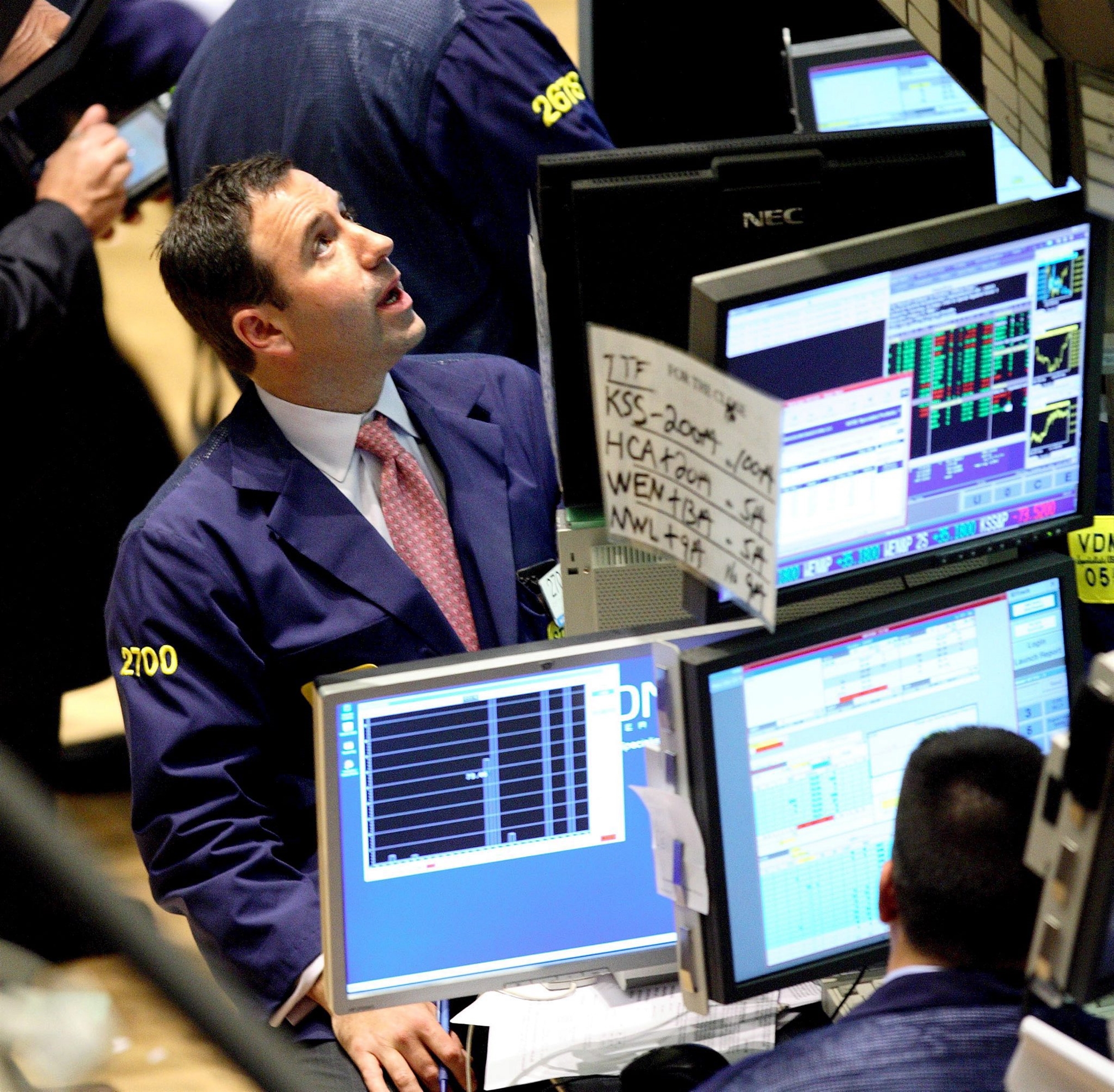 θετικό-κλίμα-και-στις-δύο-πλευρές-του-α-562248958