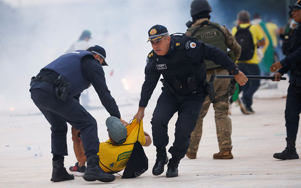 Βραζιλία: Οι δυνάμεις ασφαλείας «έθεσαν υπό τον έλεγχό τους» τα κυβερνητικά κτίρια – Οργή από Λούλα για την εισβολή-1