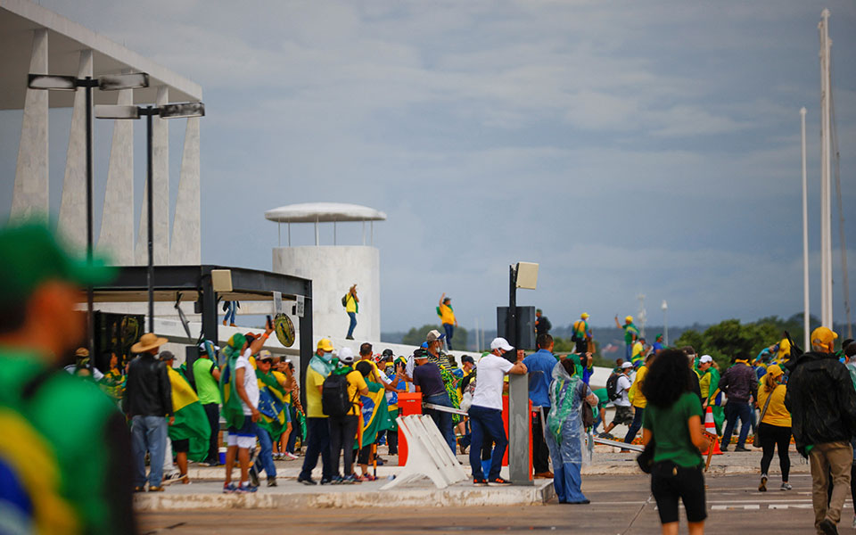 γαλλία-βουλευτές-εκφράζουν-την-αλληλ-562218874