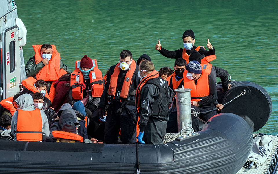 βρετανία-πάνω-από-45-000-μετανάστες-διέπλε-562210549