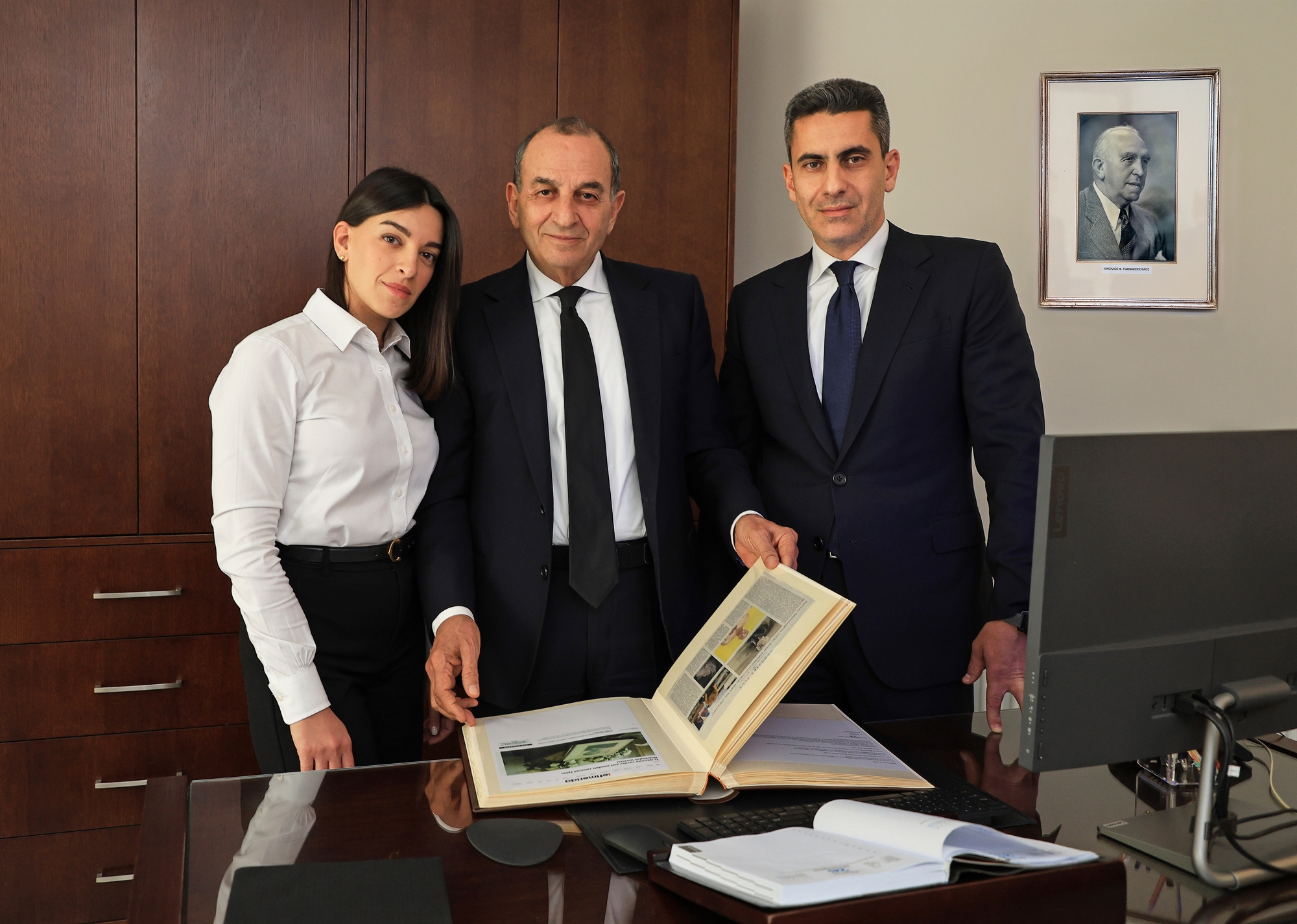 κηδεύουν-βασιλείς-και-ποιητές-πάνω-απ-562251064