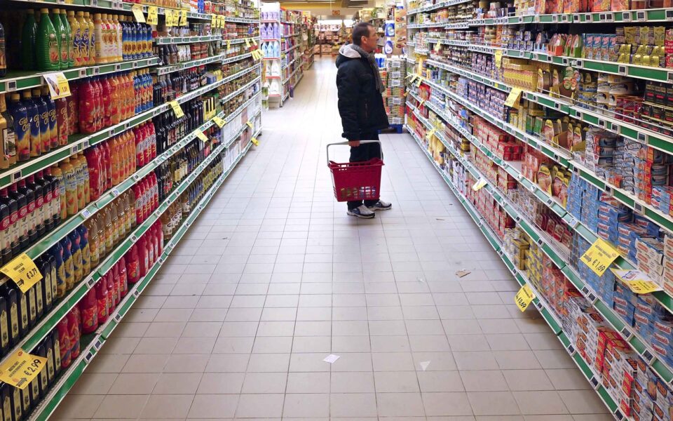 ο-πληθωρισμός-πέφτει-αλλά-τα-τρόφιμα-α-562229737