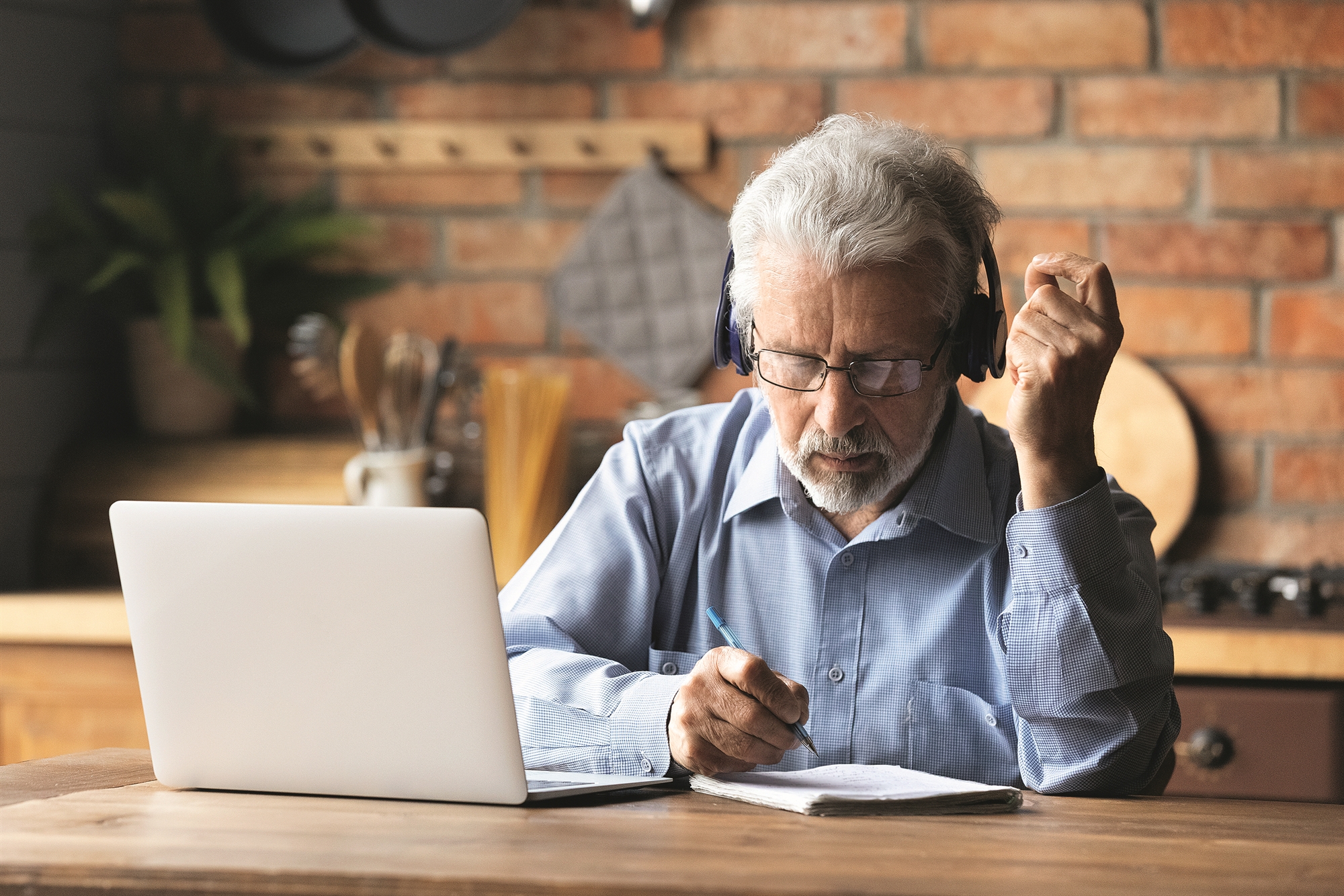 ακούστε-podcasts-για-να-ενημερωθείτε-για-θέμα-562221559