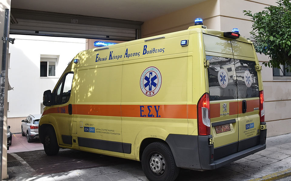 κερατέα-νεκρός-άνδρας-από-πτώση-σε-χαρ-562218352