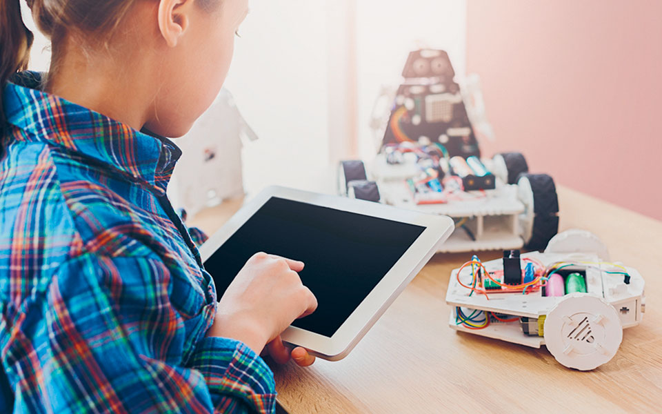 1-821-σχολεία-περνούν-το-κατώφλι-της-ρομπο-562232329