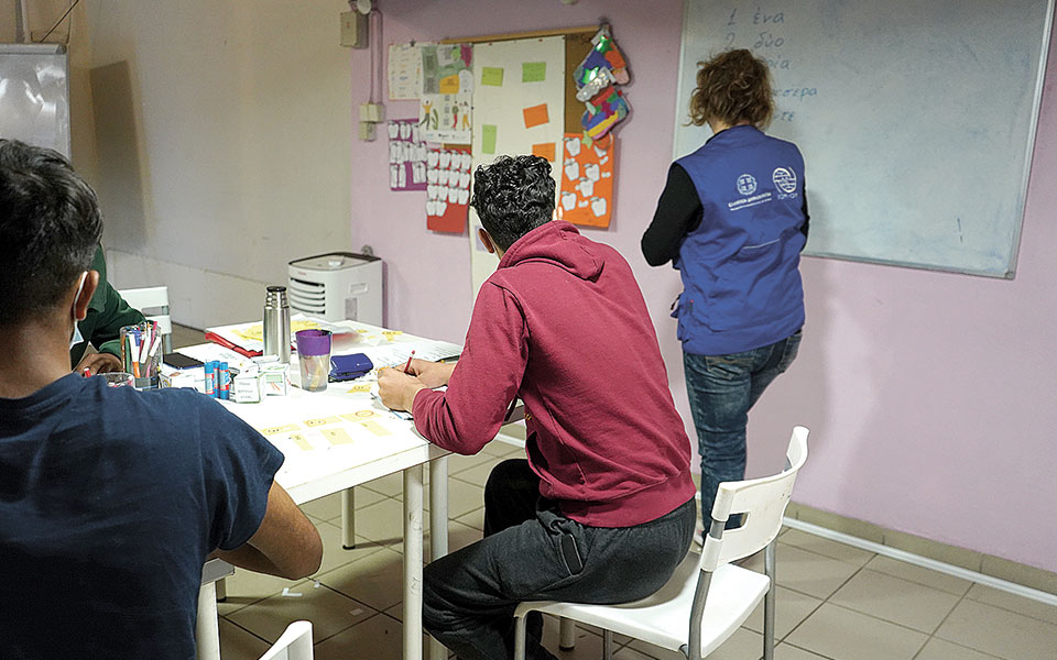 ασυνόδευτοι-ανήλικοι-ακολουθώντας-τ-562234450