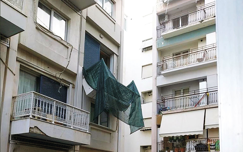 ο-αόρατος-εχθρός-των-μπαλκονιών-α-562243726