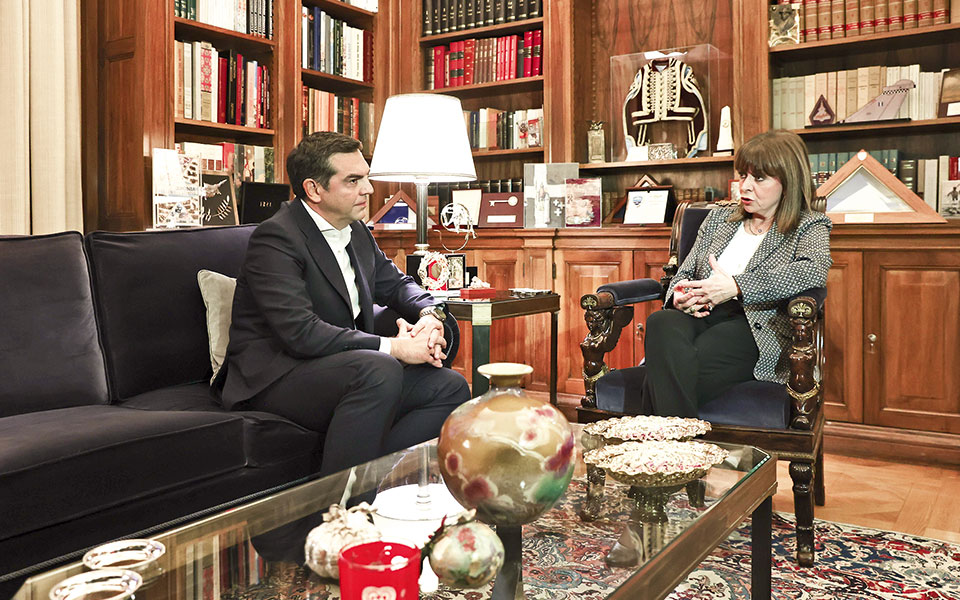 Στη Βουλή η σύγκρουση για τις παρακολουθήσεις-2