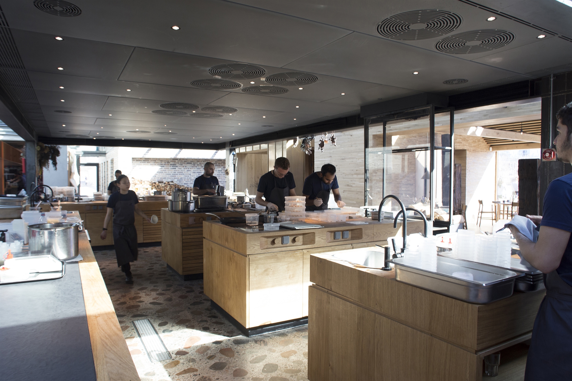 20 ώρες στην μπριγάδα της κουζίνας: Oι Ελληνίδες του Νοma μιλούν στην «Κ»-2