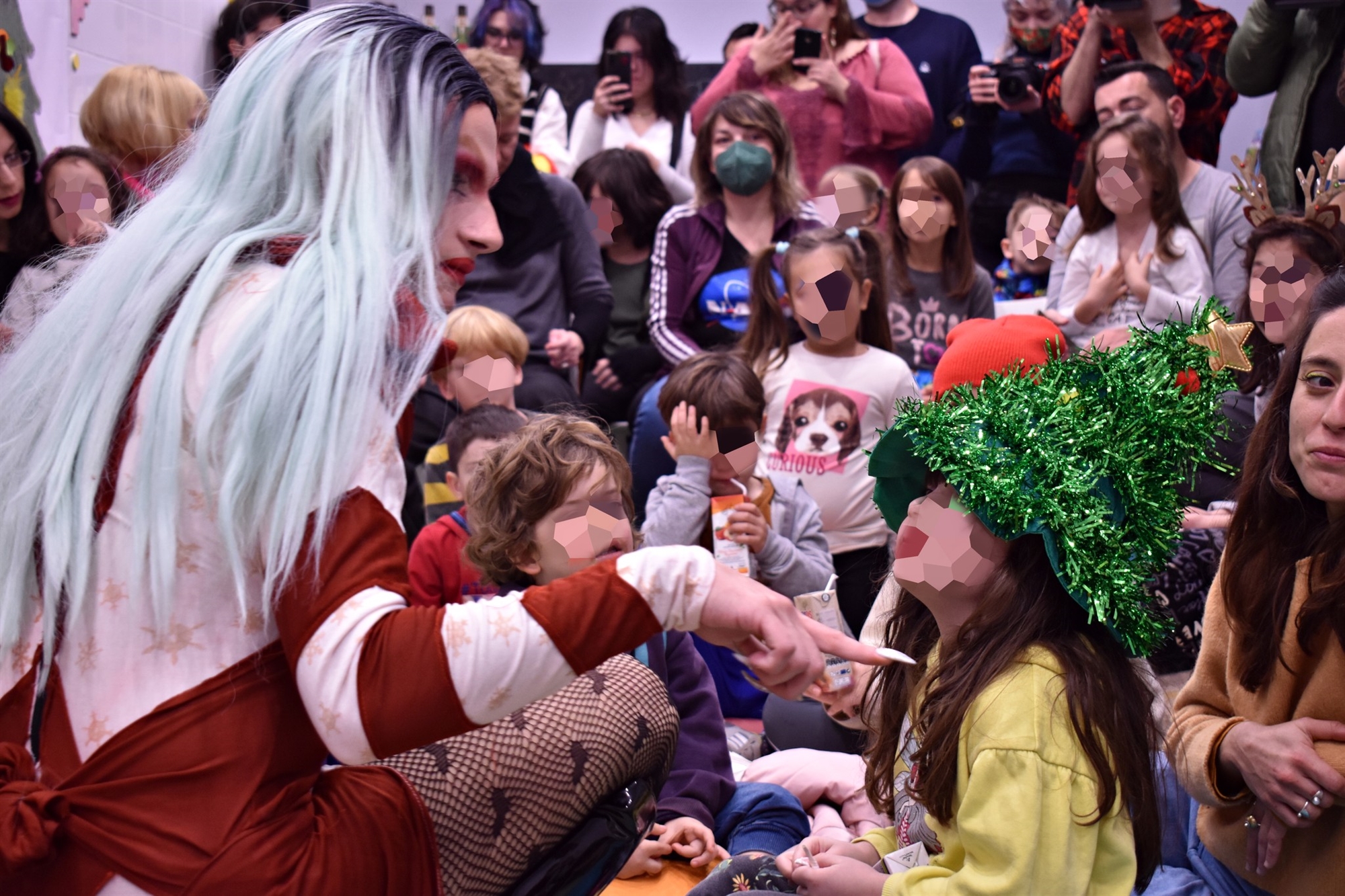 ενα-παραμύθι-και-πολλοί-δράκοι-562217161