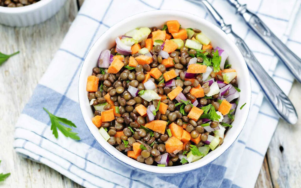 φακές-σαλάτα-ένα-πλήρες-γεύμα-562230337