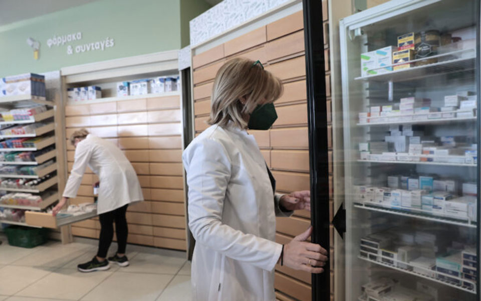 αναζητώντας-φάρμακο-στο-διπλανό-νοσο-562246348