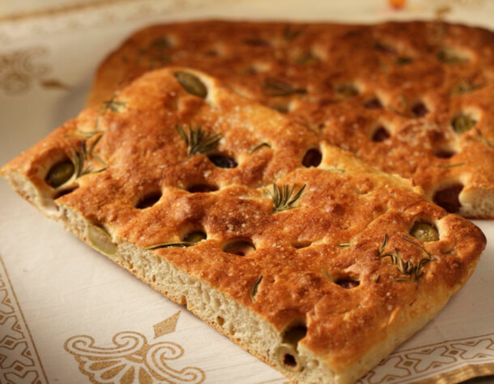 φοκάτσια-με-ελιές-και-δεντρολίβανο-562218967