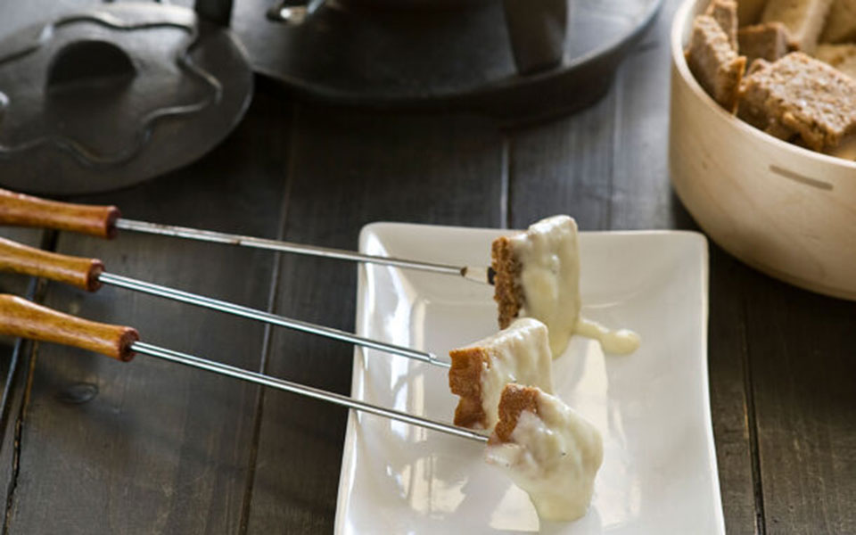 φτιάχνουμε-φοντί-τυριών-562221694