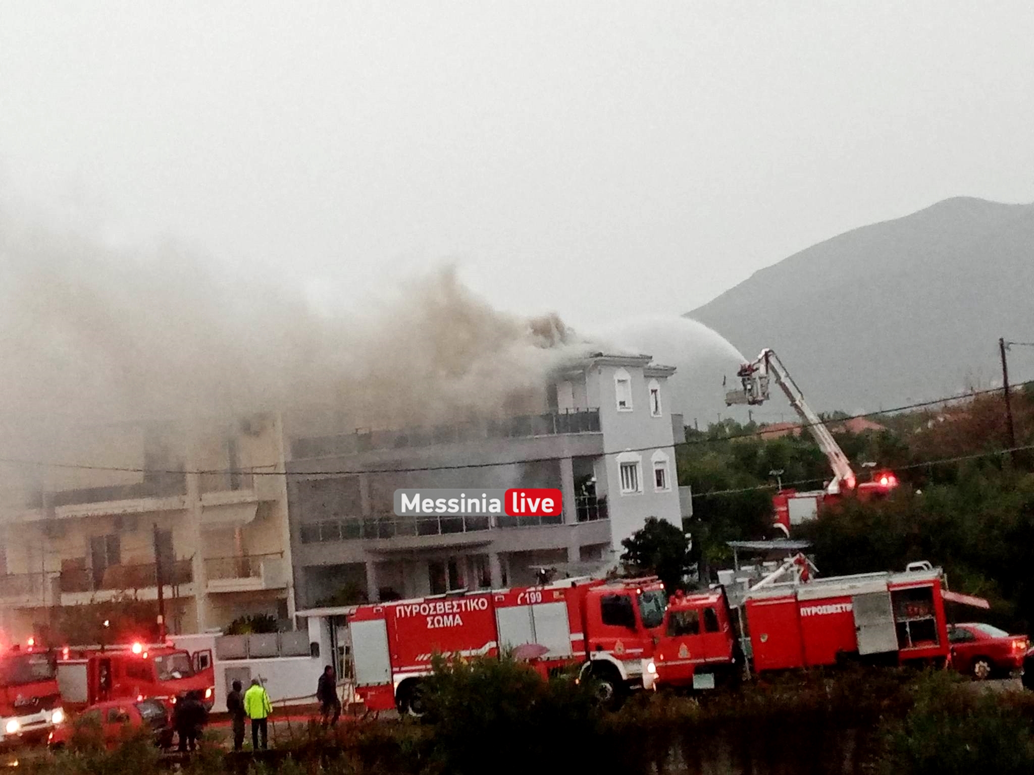 Φωτιά από κεραυνό σε διώροφο κτίριο στην Καλαμάτα-2