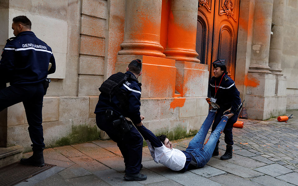 Γαλλία: Ακτιβιστές έβαψαν με πορτοκαλί μπογιά την πόρτα του πρωθυπουργικού μεγάρου-1