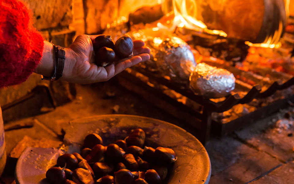 καλούμε-φίλους-στο-σπίτι-για-ένα-τραπέ-562212427