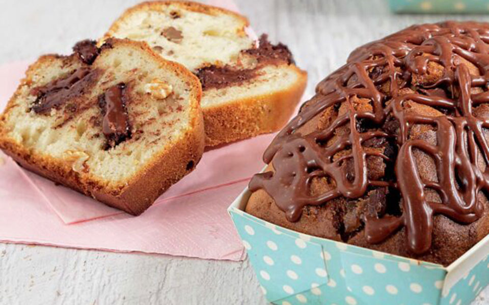 κέικ-με-κομμάτια-σοκολάτας-καρύδια-κα-562244248