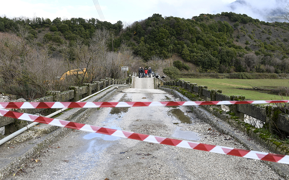 ανεμοστρόβιλος-χτύπησε-χωριά-της-παρ-562237786