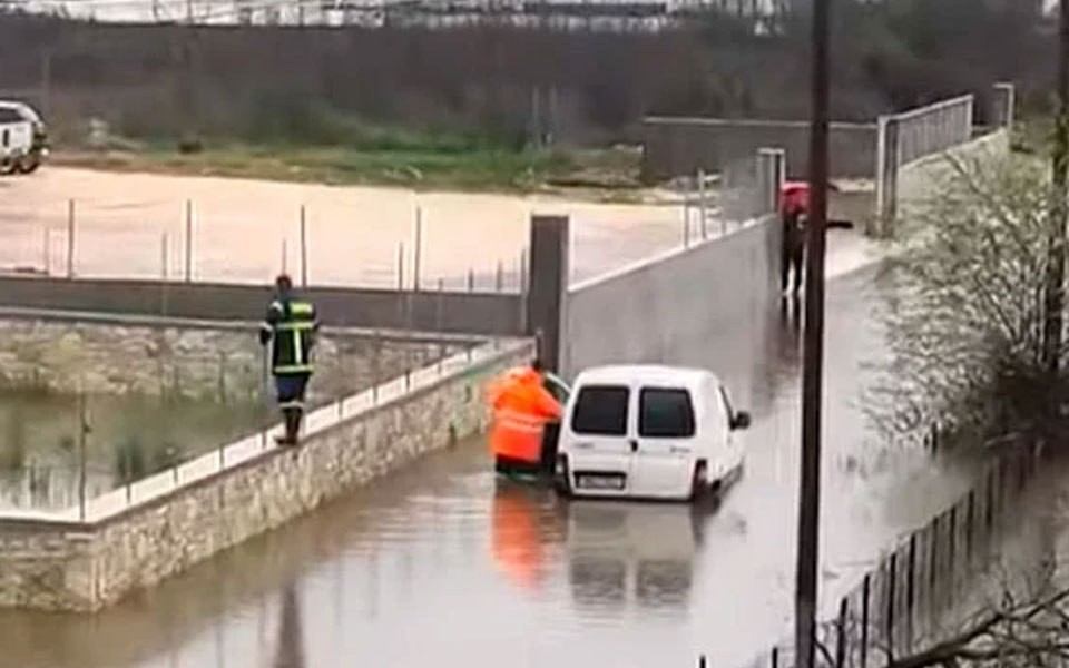 ηγουμενίτσα-πυροσβέστης-απεγκλωβίζ-562243864