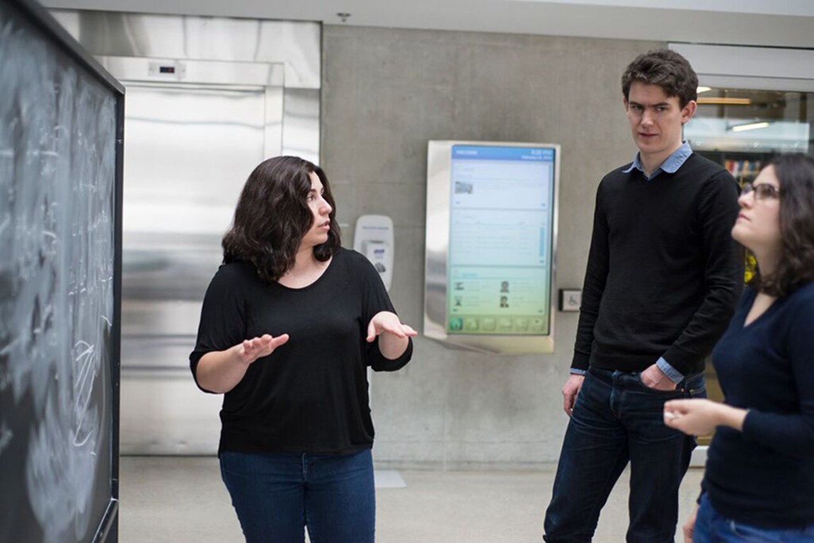 Ασημίνα Αρβανιτάκη: «Οι Έλληνες πρωτοπορούν στις ανακαλύψεις στη Φυσική»-1