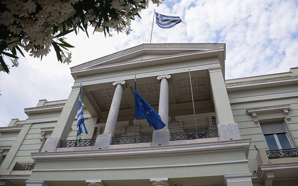 διαστρεβλώνετε-την-πραγματικότητα-562252975