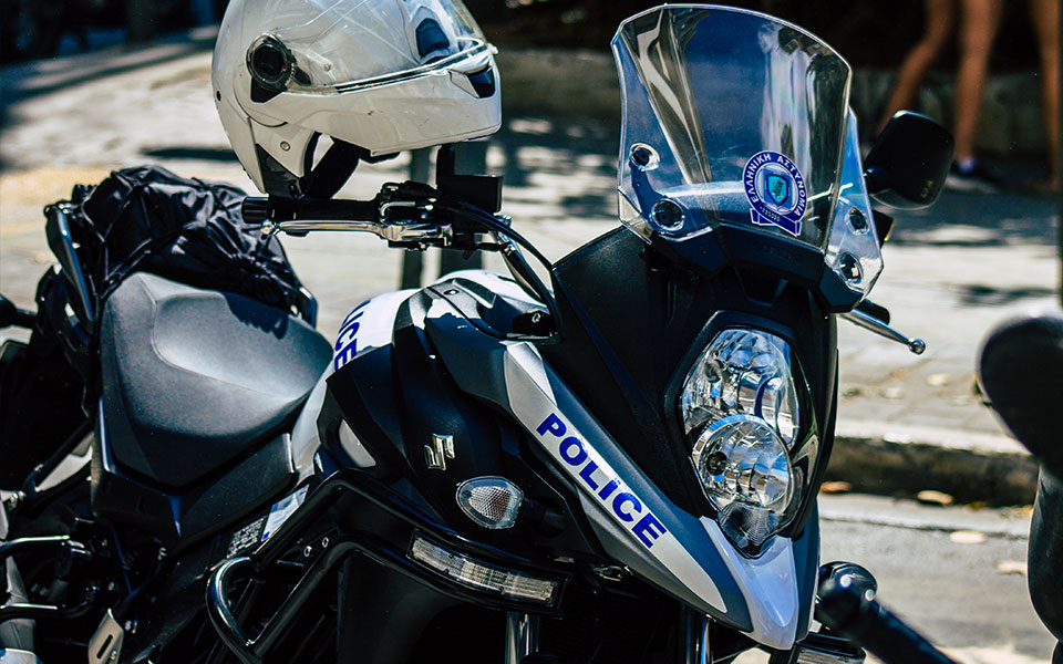 ρόδος-χειροπέδες-σε-δύο-νεαρούς-για-κα-562226632