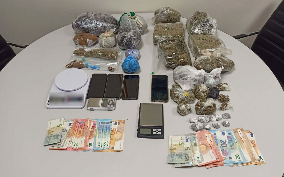 τέσσερις-συλλήψεις-για-διακίνηση-ναρ-562224952