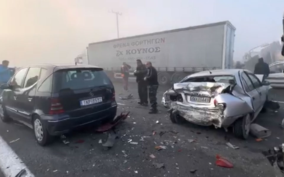 καραμπόλα-στην-εθνική-οδό-αθηνών-λα-562212097