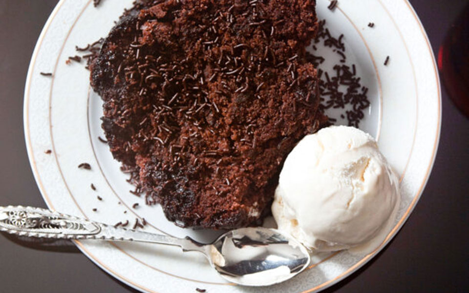 κέικ-σοκολάτας-σιροπιαστό-562241206