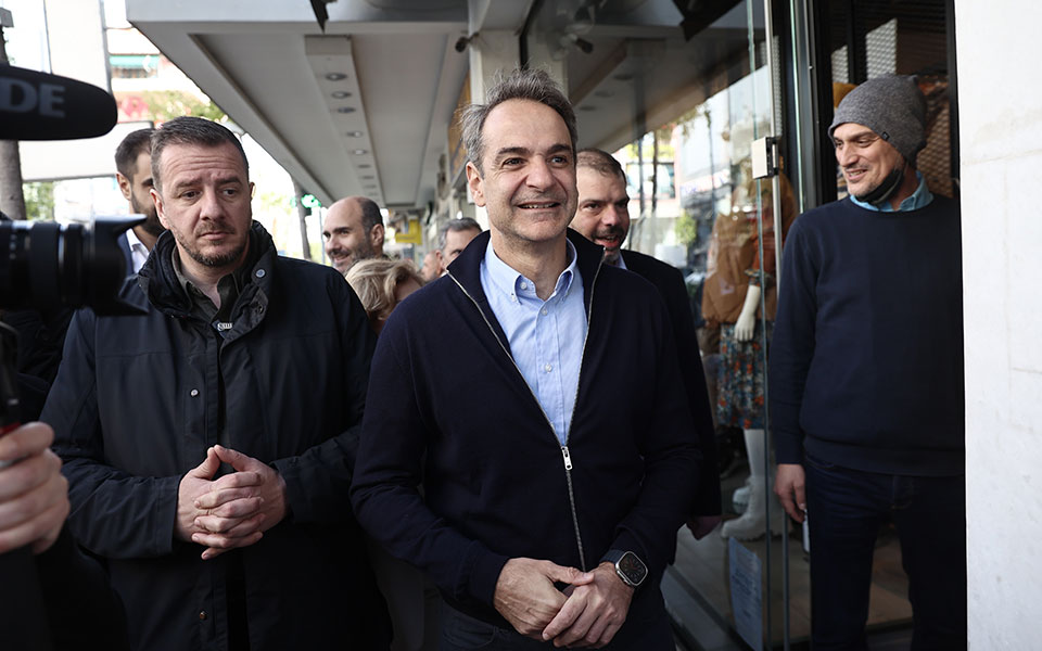 κυρ-μητσοτάκης-στο-νταβός-για-το-παγκό-562234813