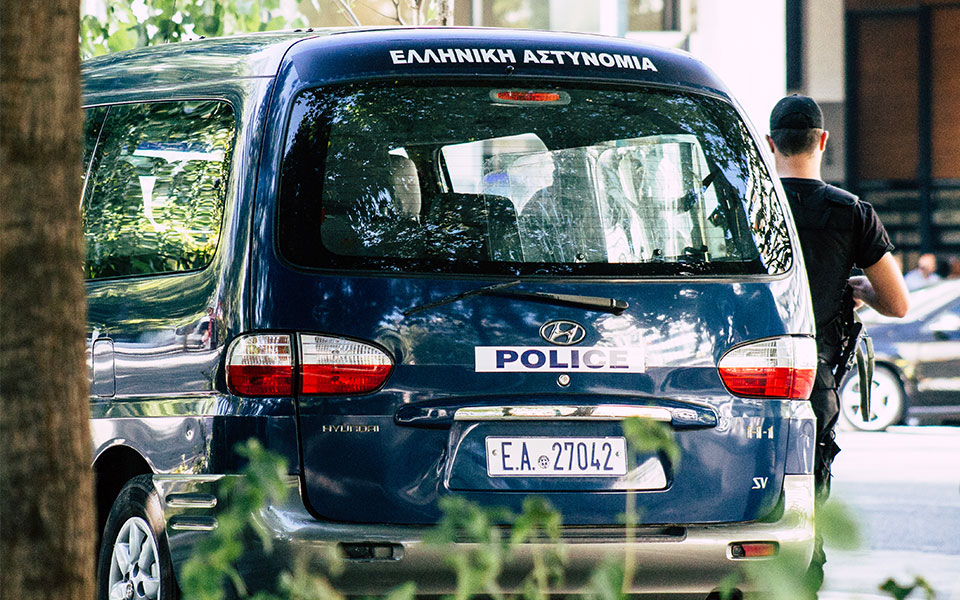 επίθεση-αγνώστων-σε-υποκατάστημα-των-562215805