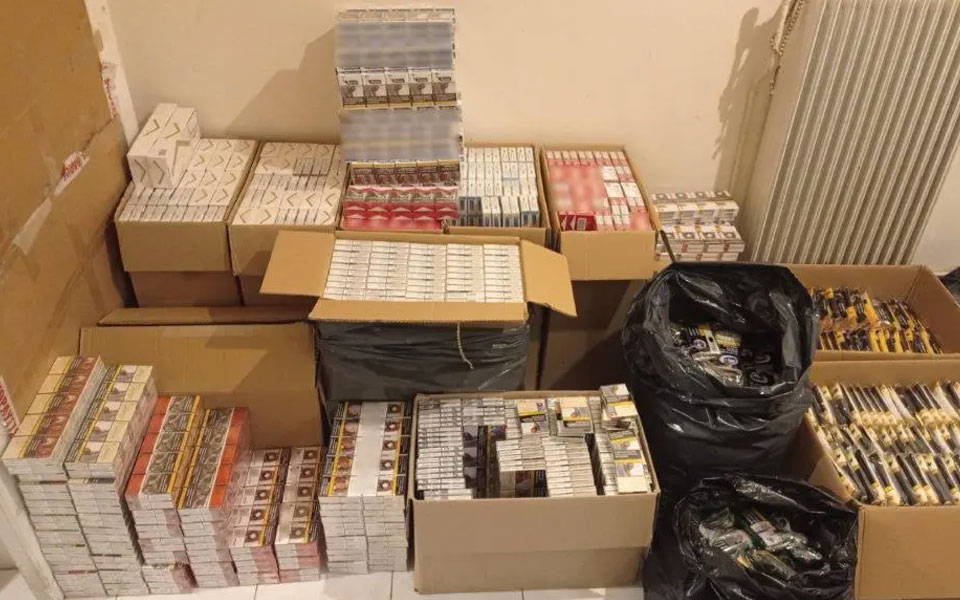 κορυδαλλός-χειροπέδες-σε-τρία-άτομα-γ-562249351