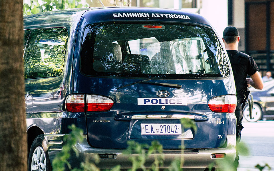 βάρη-ληστής-κοσμηματοπωλείου-συνελ-562223449