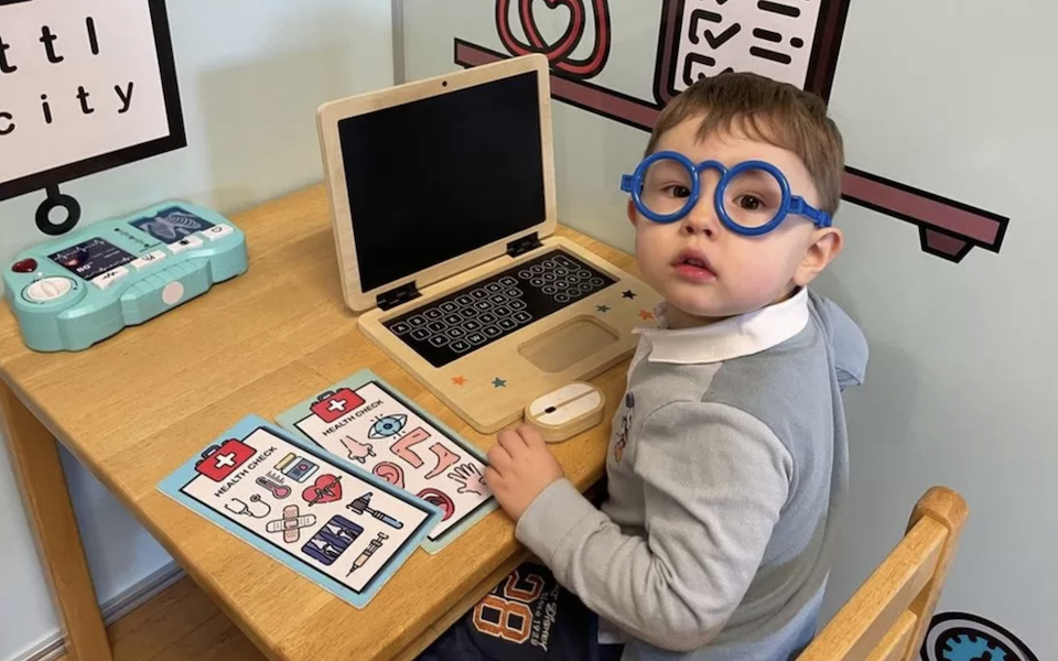 αγόρι-που-έμαθε-να-διαβάζει-σε-ηλικία-2-562242757